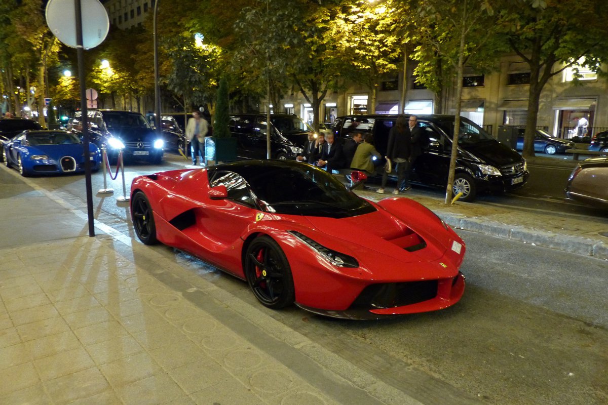 Plaza Athénée : Ferrari LaFerrari.