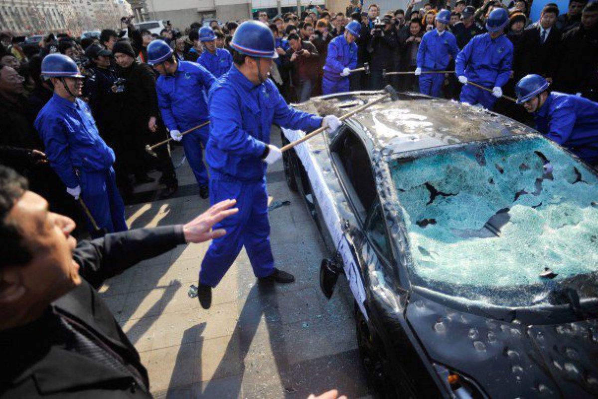 Un Chinois détruit sa Lamborghini Gallardo à coup de massue.