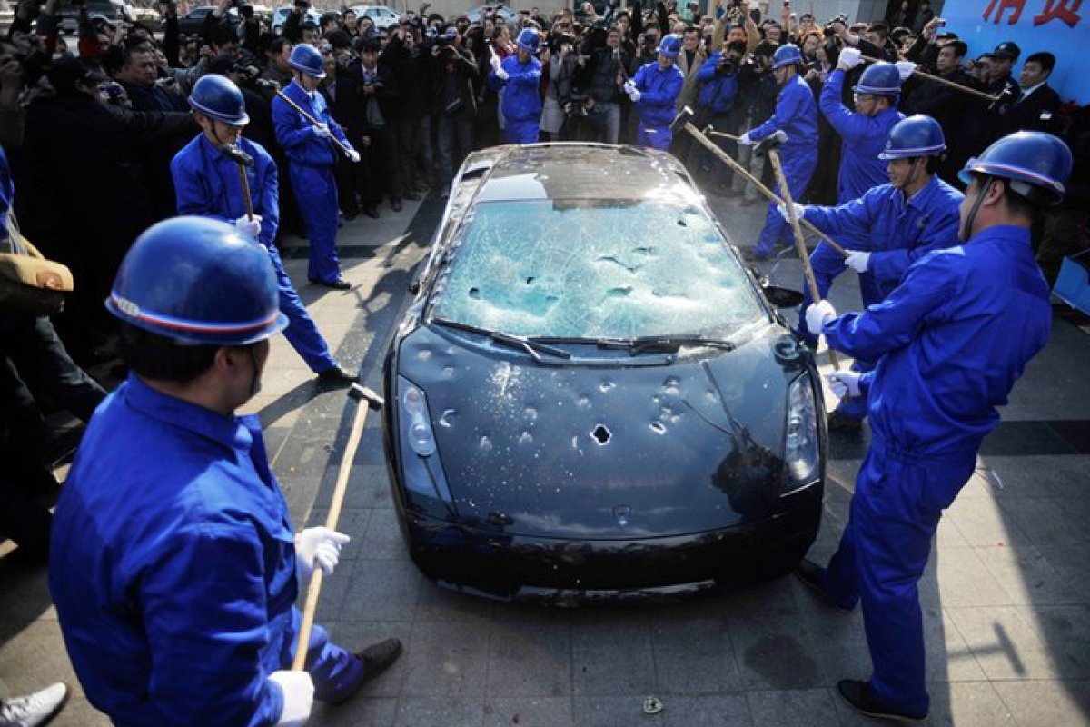 Un Chinois détruit sa Lamborghini Gallardo à coup de massue.