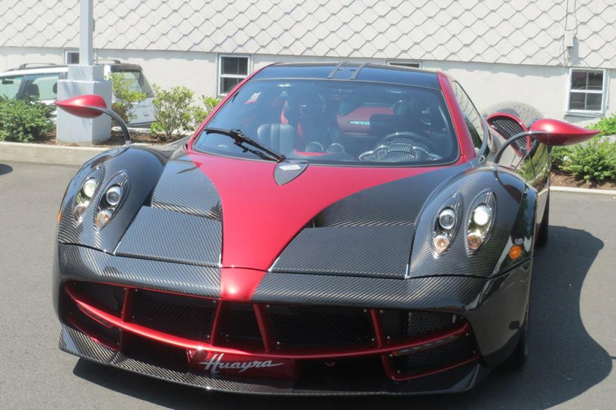 Livraison d'une Pagani Huayra "Carbon and Red".
