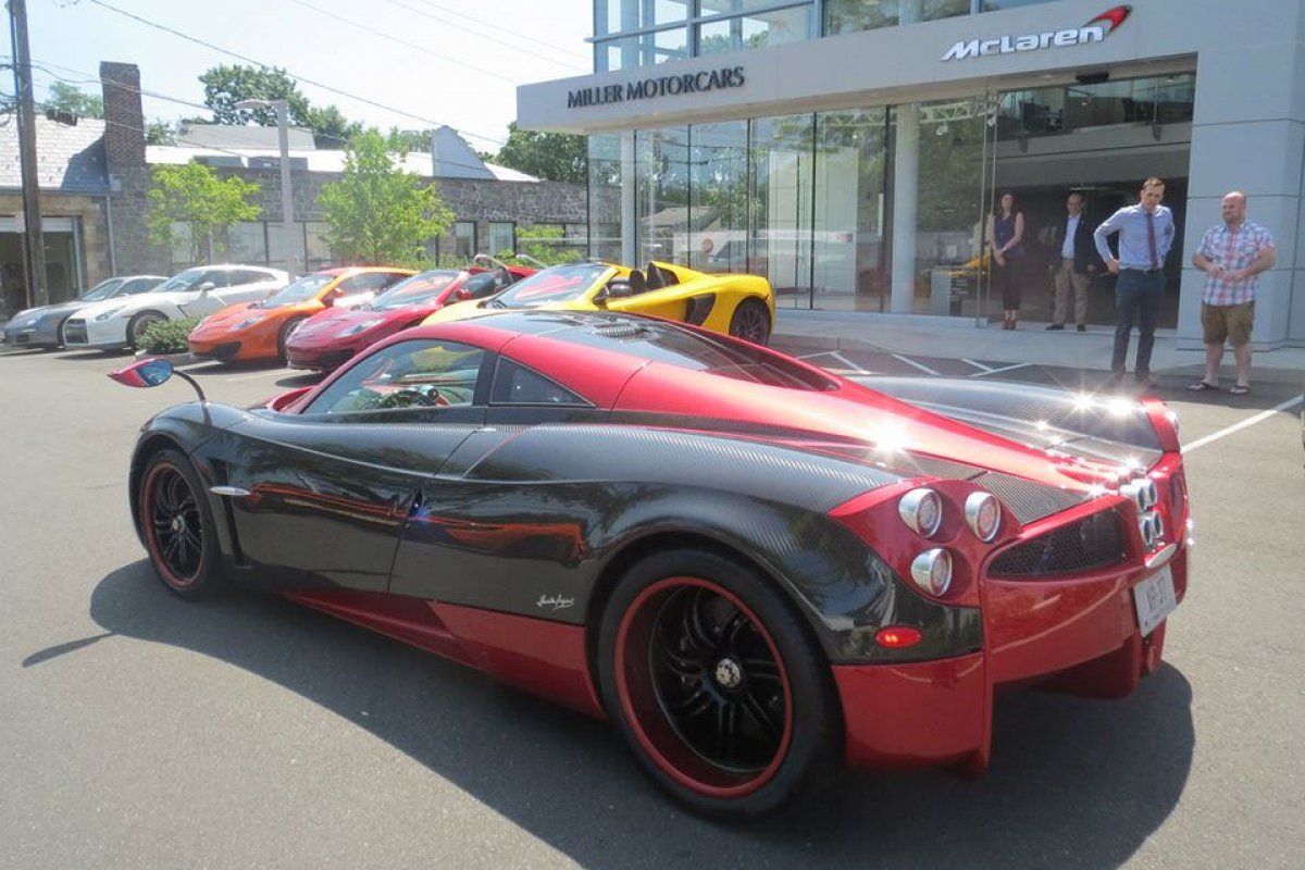 Livraison d'une Pagani Huayra "Carbon and Red".