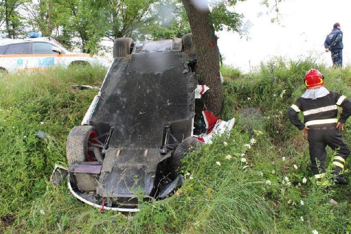 Ouch! McLaren F1 MSO Crashed in Italy. 