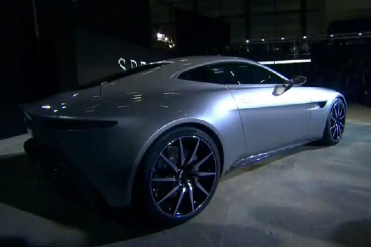 Une Aston Martin DB10 pour James Bond.