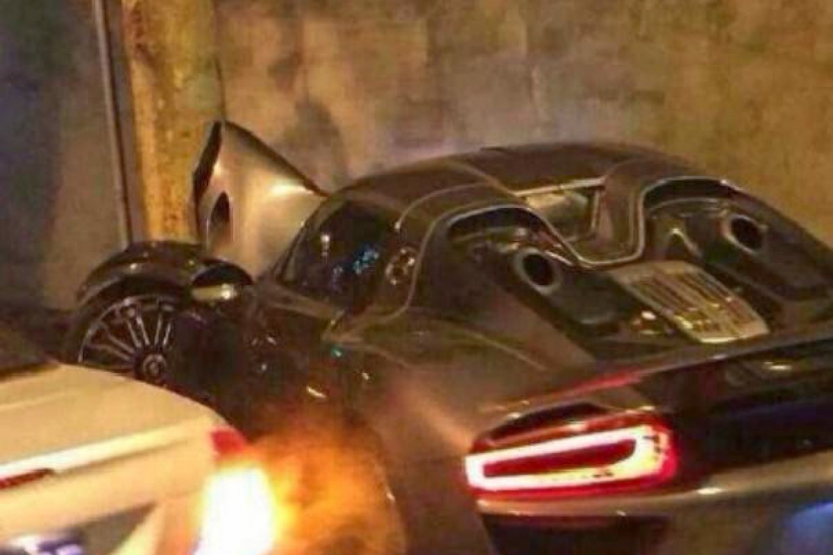 Porsche 918 Spyder Crashes In China