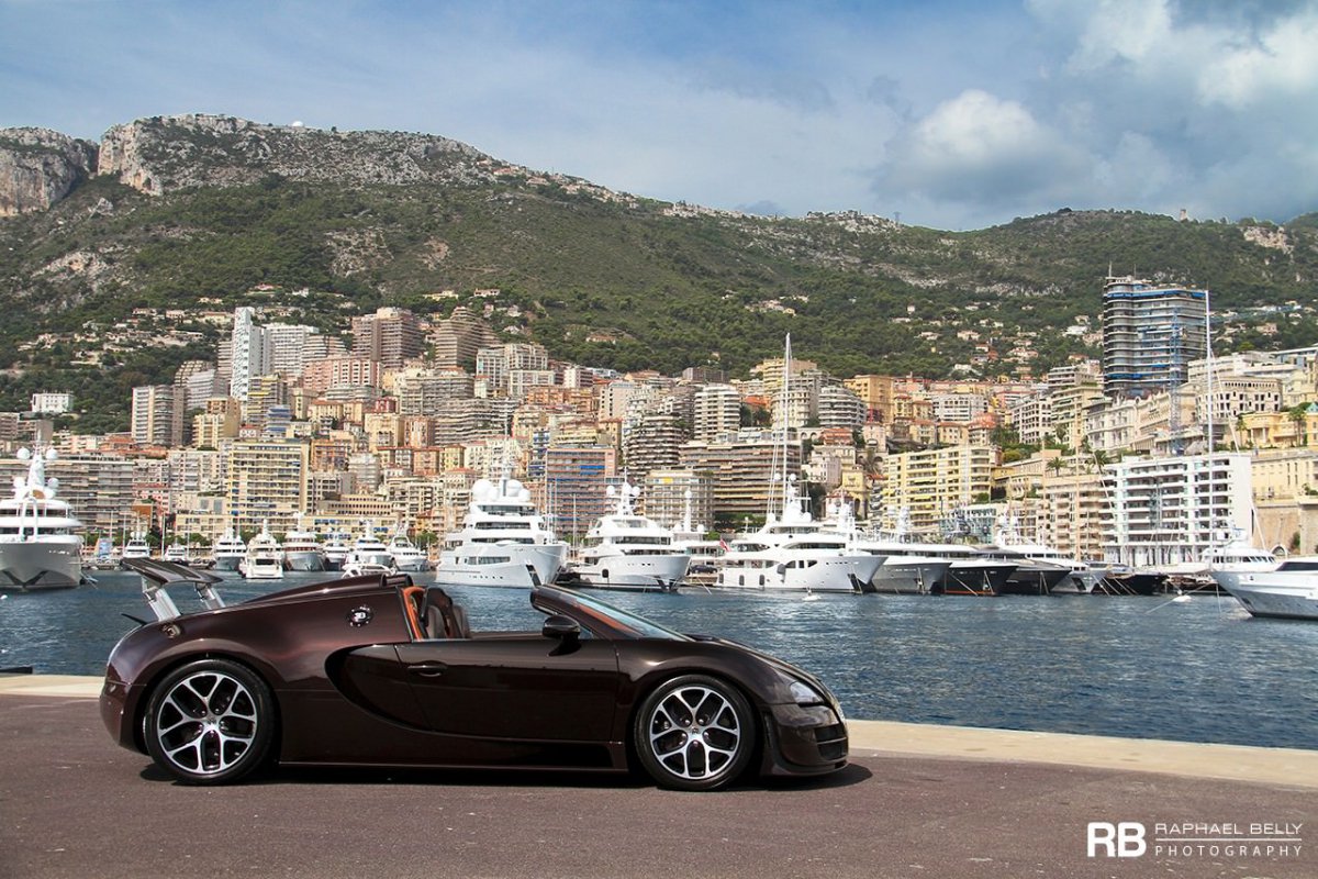 ​Photoshoot : Bugatti Veyron Grand Sport Vitesse by Raphael Belly. 