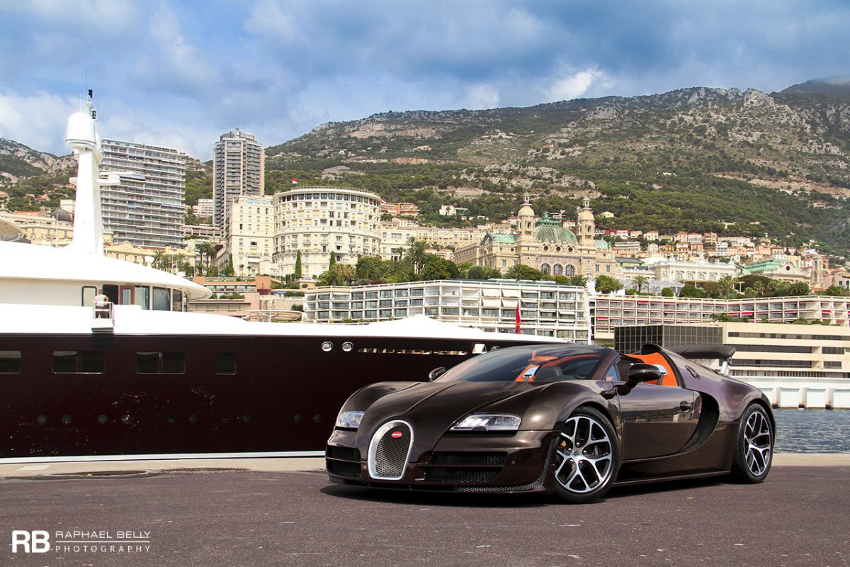 ​Photoshoot : Bugatti Veyron Grand Sport Vitesse by Raphael Belly. 